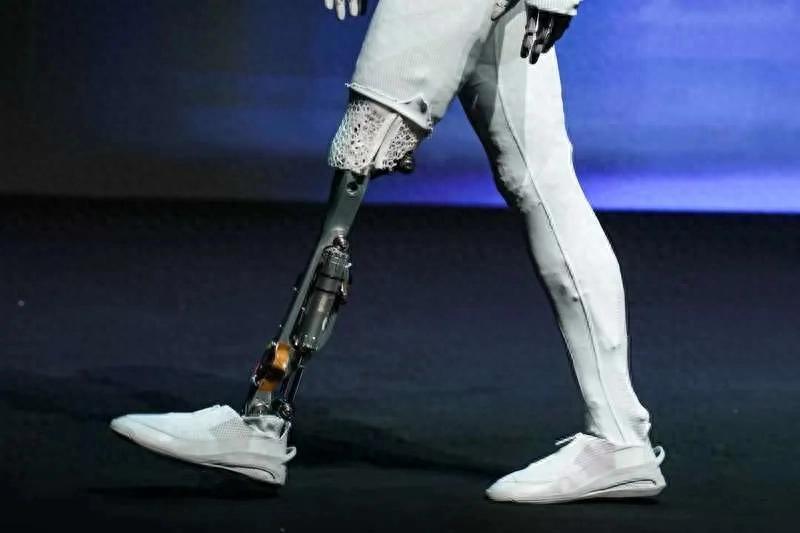 何小鵬為機器人剪腿 “驗明正身”!走貓步科技魔法究竟如何煉成? 圖片