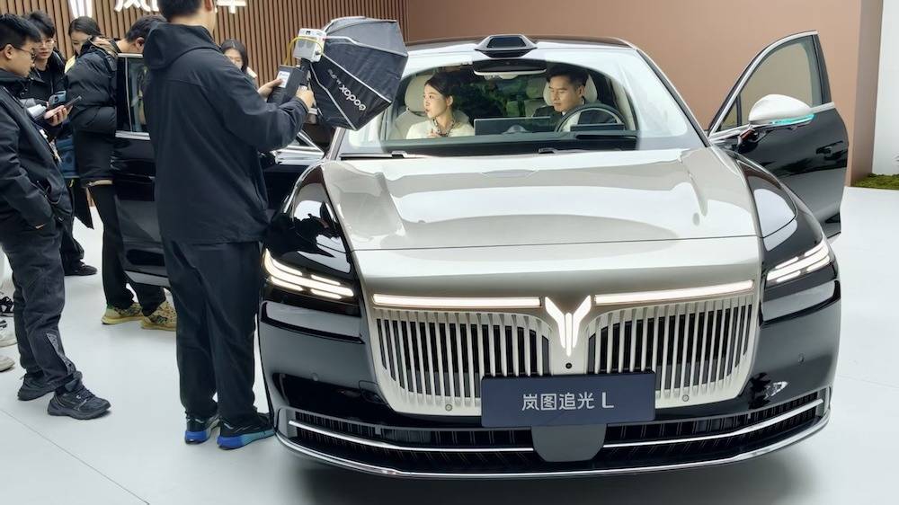 嵐圖追光L 27.99萬元起賣!搭載“華為全家桶”,滿油滿電能跑1400公里